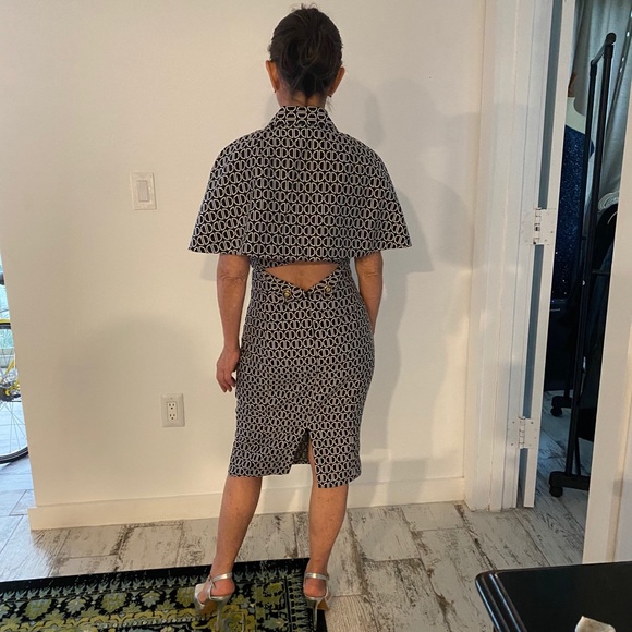 Three piece outfit. Skirt, bra top and cape. - Picture 4 of 6